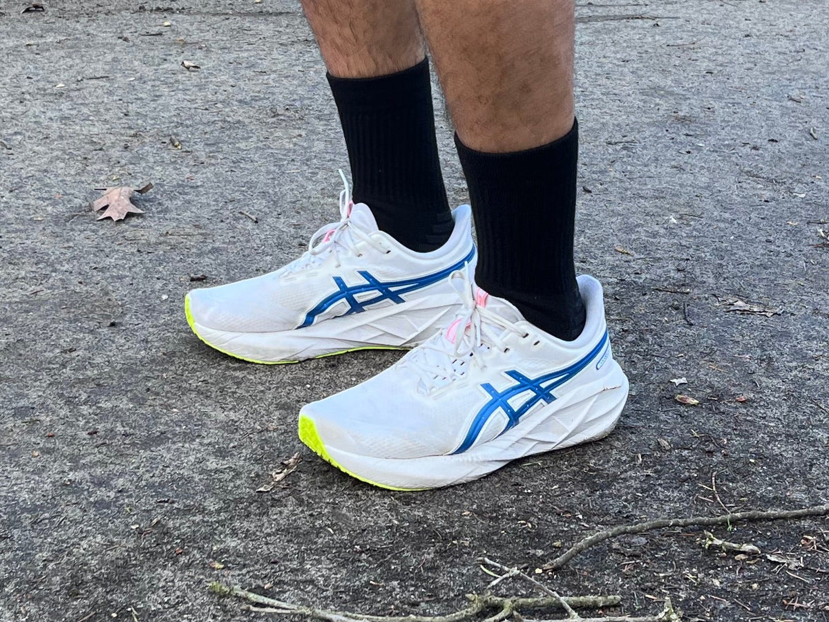 FRSH zwarte heren sokken in sneakers. fijne heren sokken, minimaal design. FRSH Core zwarte sokken heren maat 43-46 – 4-way stretch en ademend materiaal voor actieve dag
