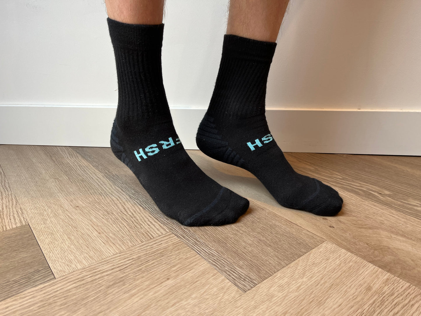 FRSH Originals Model Crew sokken zwart heren maat 43-46, Close‑up van het ademende, zachte materiaal van FRSH Core sokken