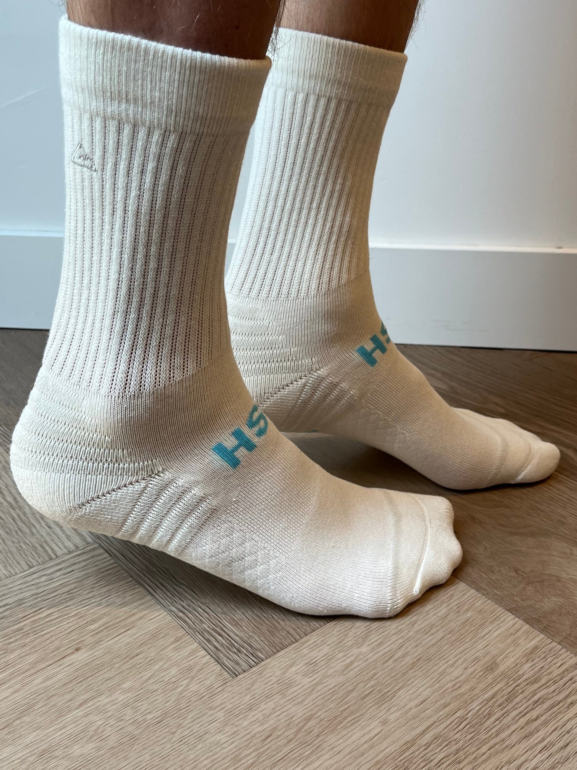 FRSH Originals Model Crew sokken wit heren maat 39-43, zijaanzicht met turquoise logo