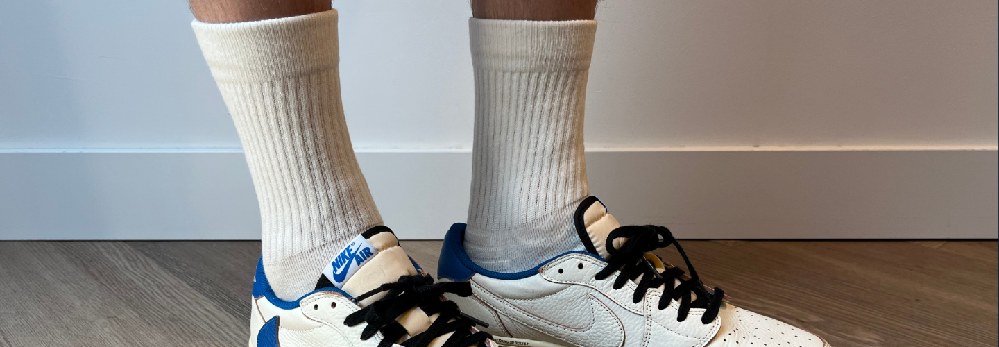 FRSH sokken gecombineerd met witte sneakers voor een clean streetlook, city chiq