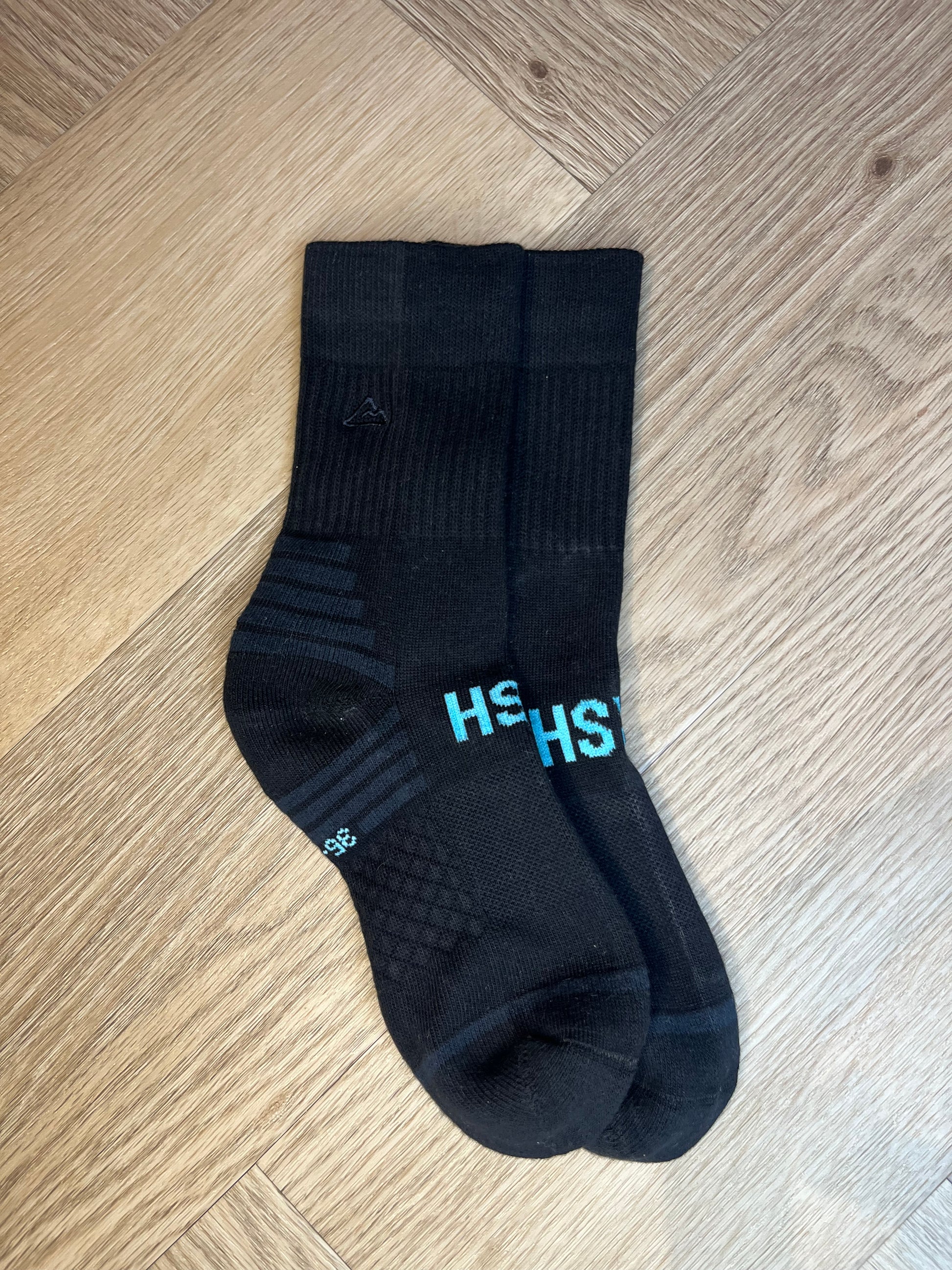 FRSH Originals Model Crew sokken zwart dames, zijaanzicht met turquoise logo en geborduurd logo