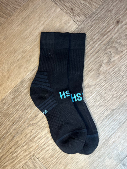 FRSH Originals Model Crew sokken zwart dames, zijaanzicht met turquoise logo en geborduurd logo