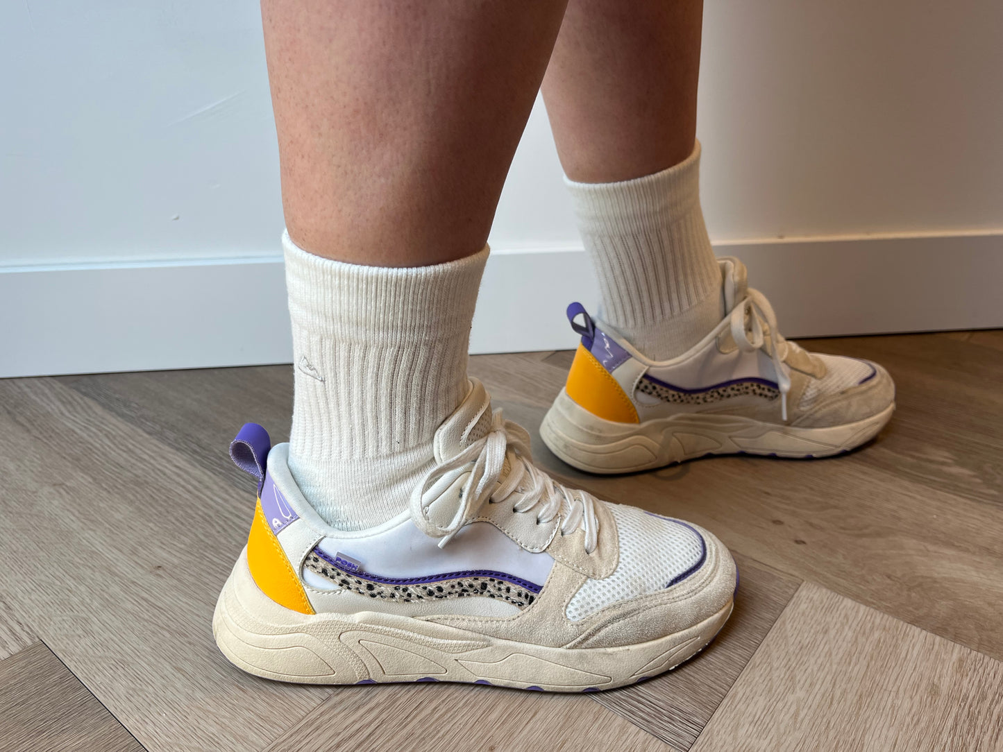 FRSH Originals Model Crew sokken wit dames gedragen met kleurrijke chunky sneakers