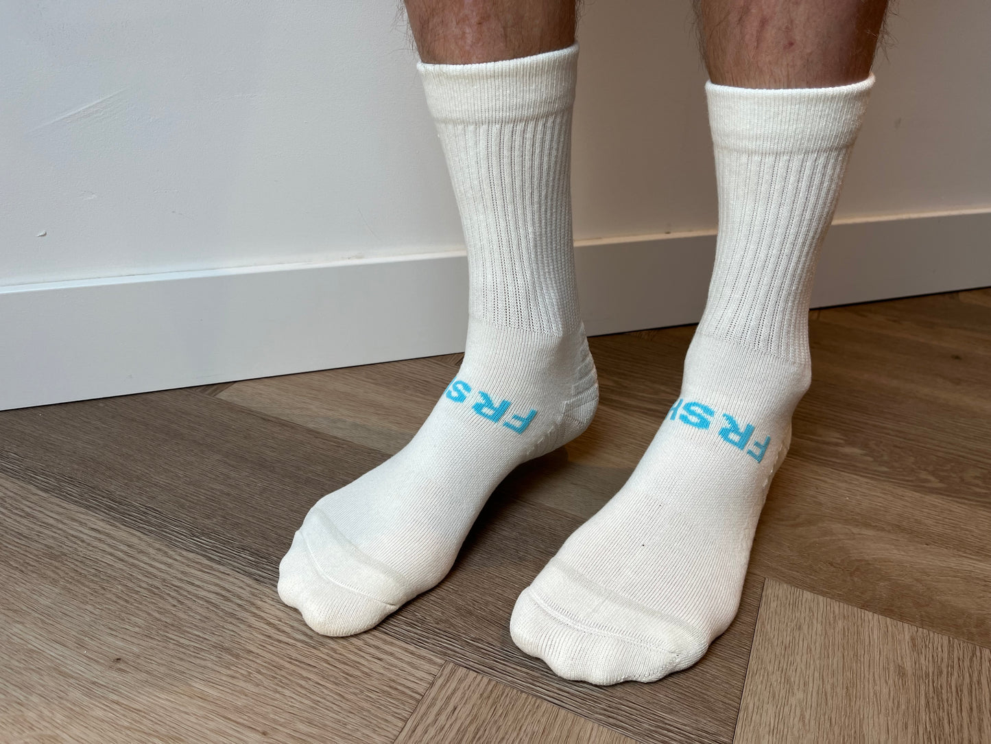 FRSH Originals Model Crew sokken wit heren maat 39-43, zijaanzicht met turquoise naam