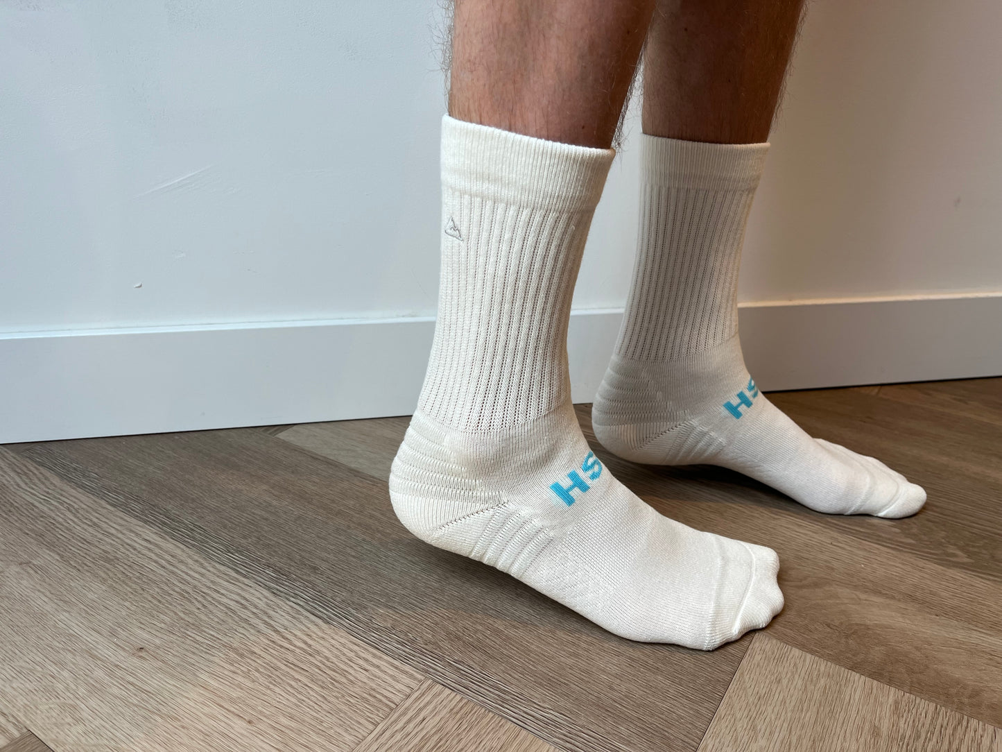 FRSH Originals Model Crew sokken wit heren, zijaanzicht met turquoise logo