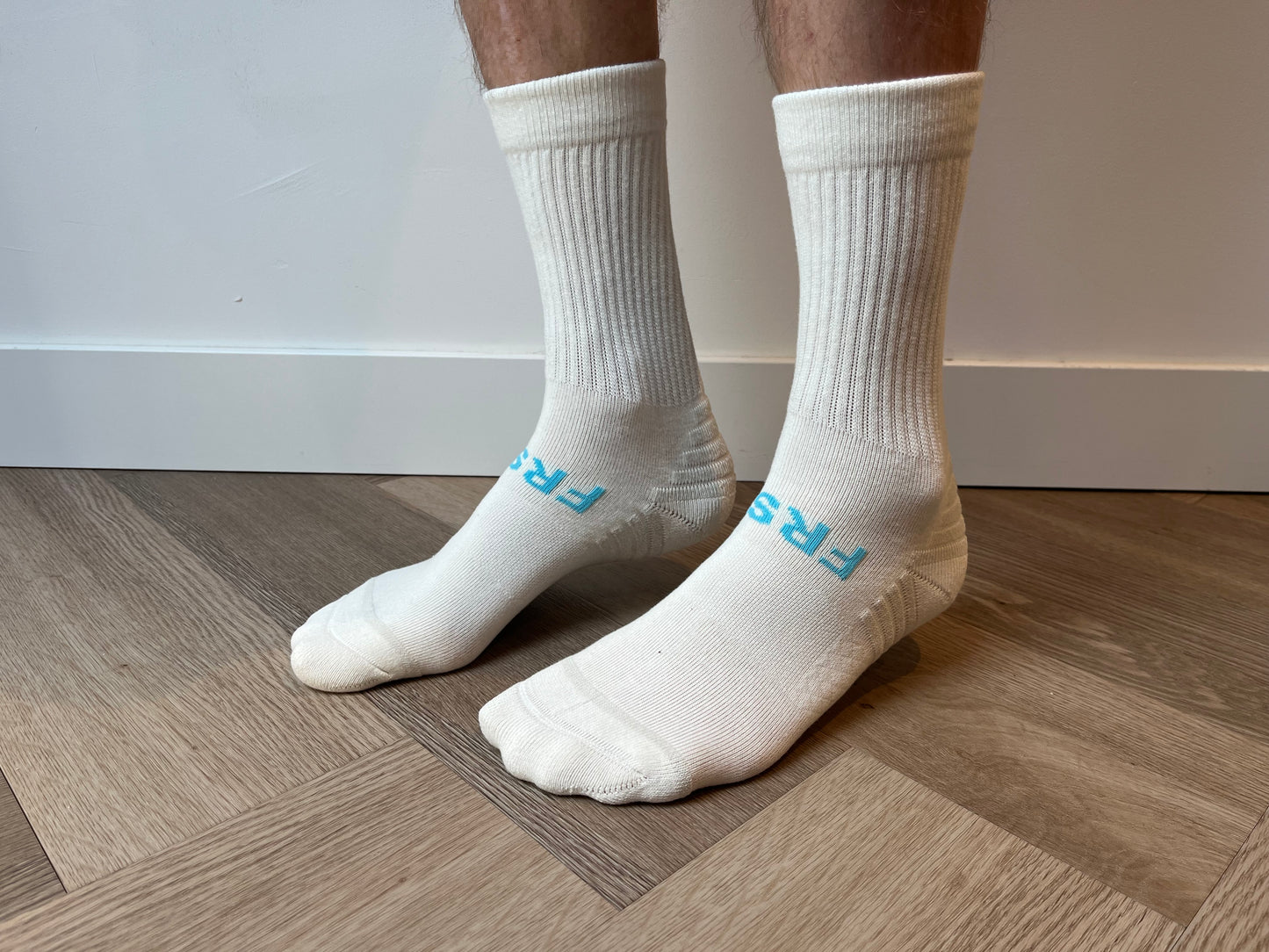 FRSH Originals Model Crew sokken wit vrouwen maat 35-38, zijaanzicht met turquoise logo