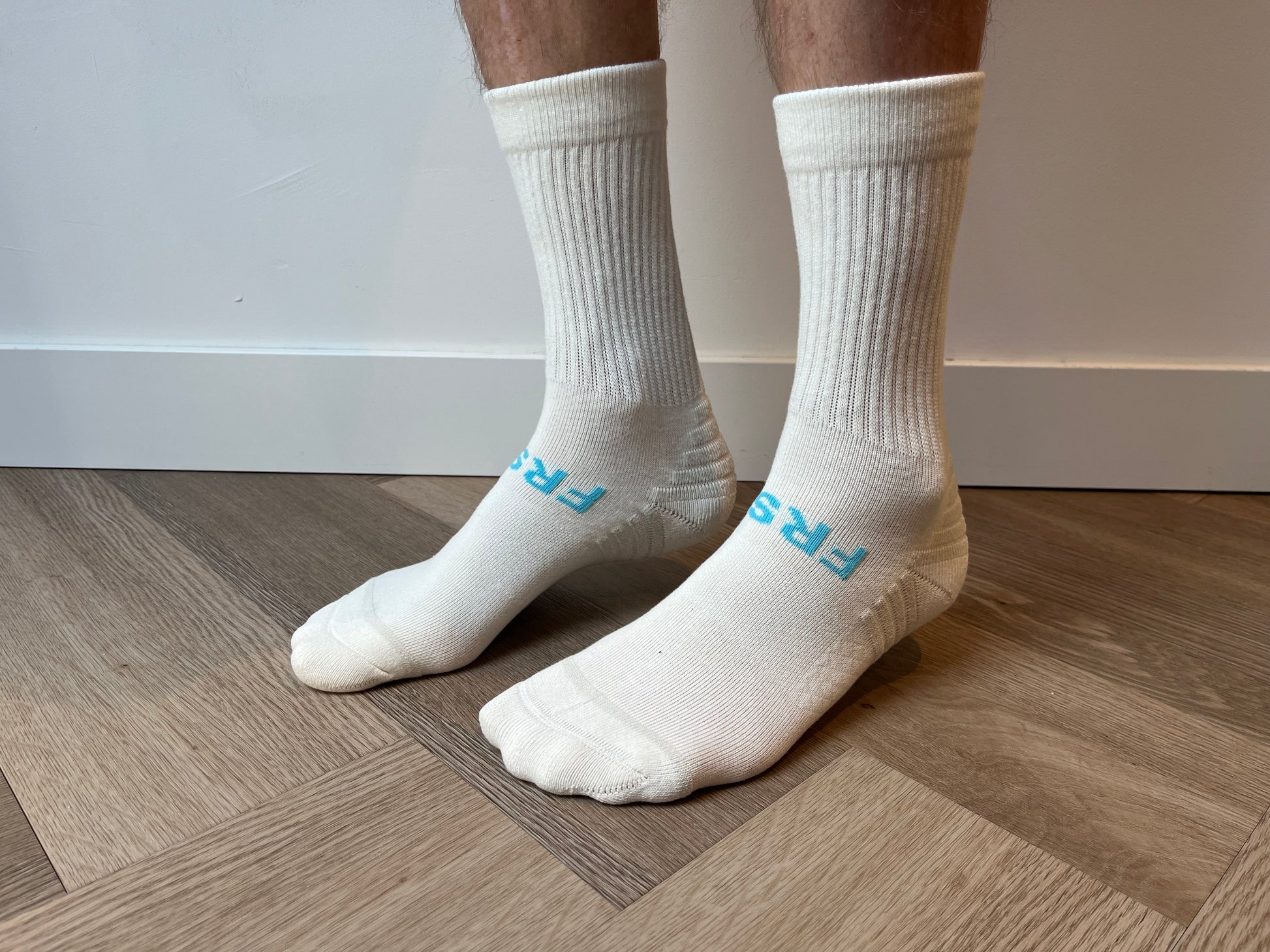 FRSH Originals Model Crew sokken wit vrouwen maat 35-38, zijaanzicht met turquoise logo