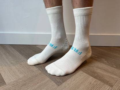 FRSH Originals Model Crew sokken wit vrouwen maat 35-38, zijaanzicht met turquoise logo